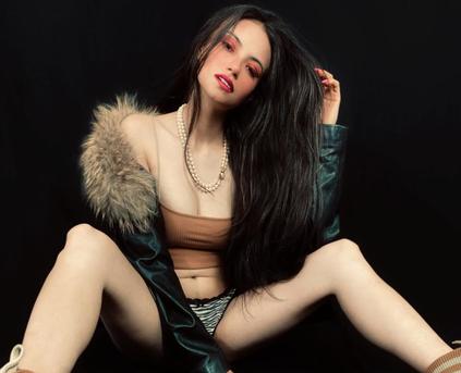 Girl Alone - Sophia_Dacord