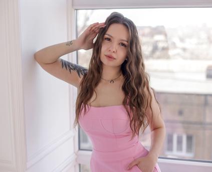 Shy Girl Alone - LucySkilars