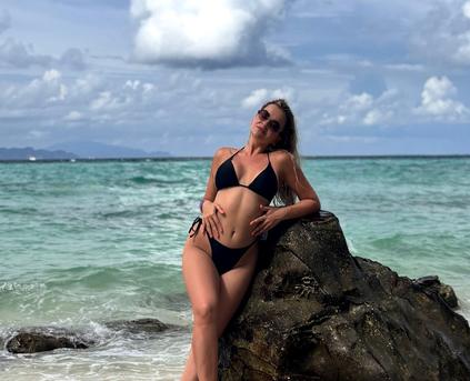 Shy Girl Alone - EvaRoger