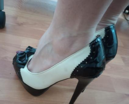 Girl Alone - Evelyn_Queenn