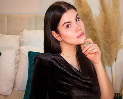 Shy Girl Alone - MonicaSi