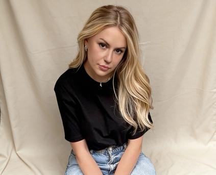 Girl Alone - CrystalMoonsx