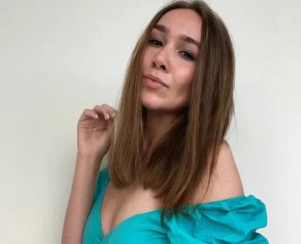 Shy Girl Alone - misssmille