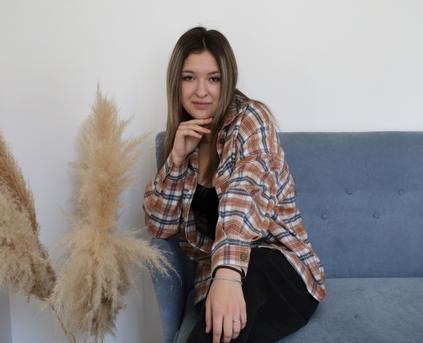 Shy Girl Alone - EmiliaDufi