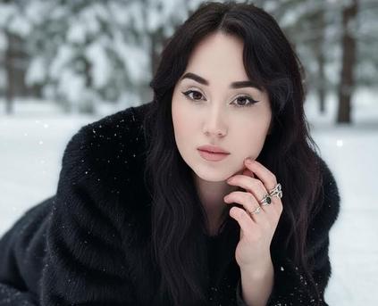 Girl Alone - LuneKarina